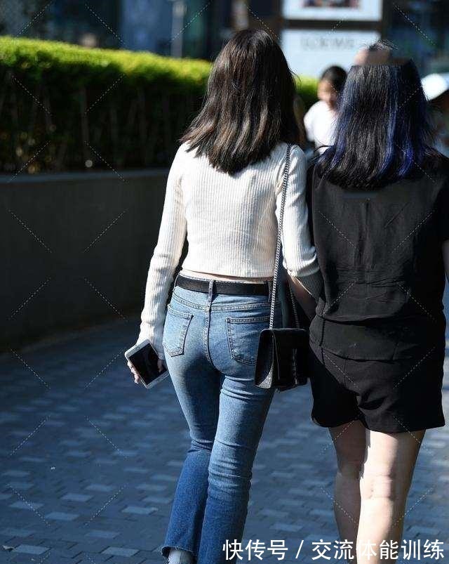 知性 白色圆领上衣搭配蓝色打底裤,知性大方,穿出自己的风格!