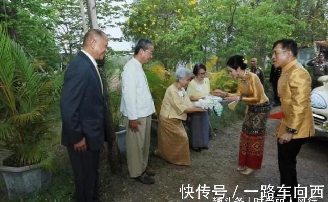 海报&诗妮娜又要凉凉了?泰王室最新全家福海报缺少诗妮娜,王后笑开花