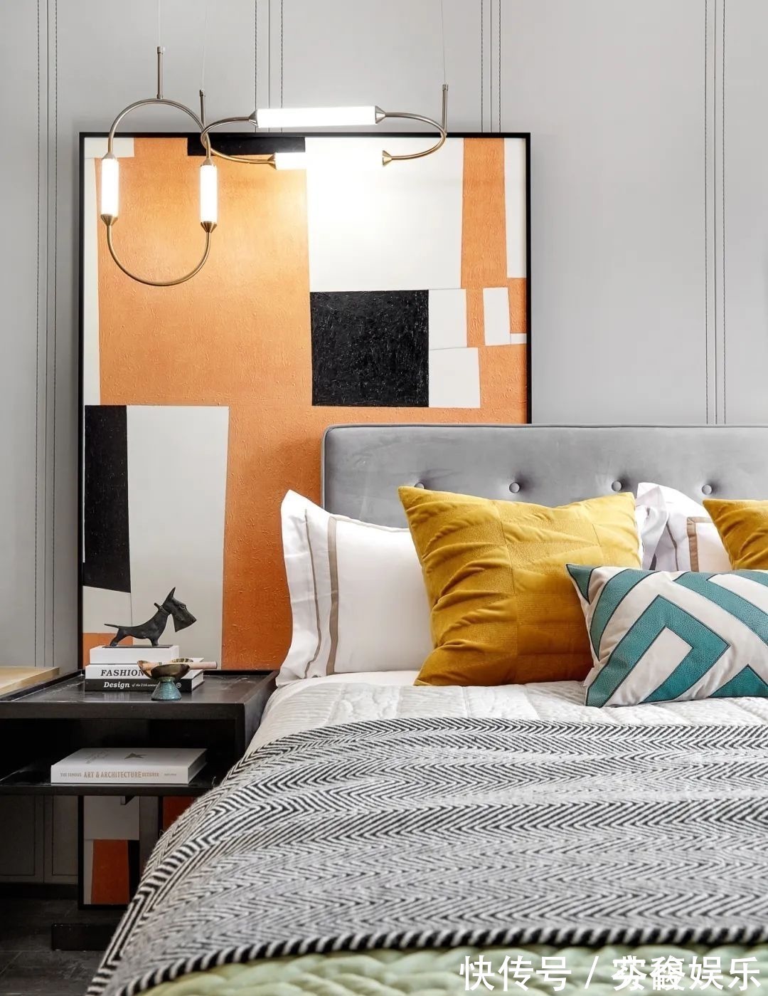 端庄|130㎡现代轻奢,大理石与金属质感,加上橙色的软装,华丽高档