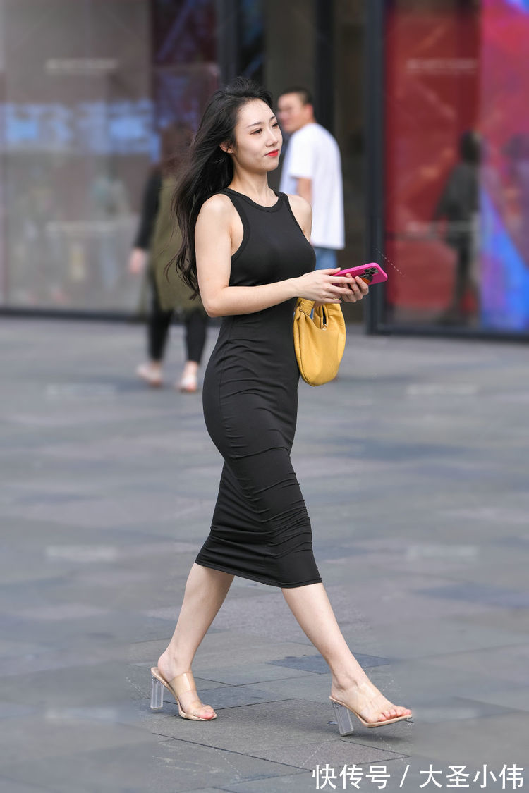 阔腿裤|美女街拍:小姐姐虽然是黑色的穿搭,但是这搭配真的很显身材,百搭不挑身材