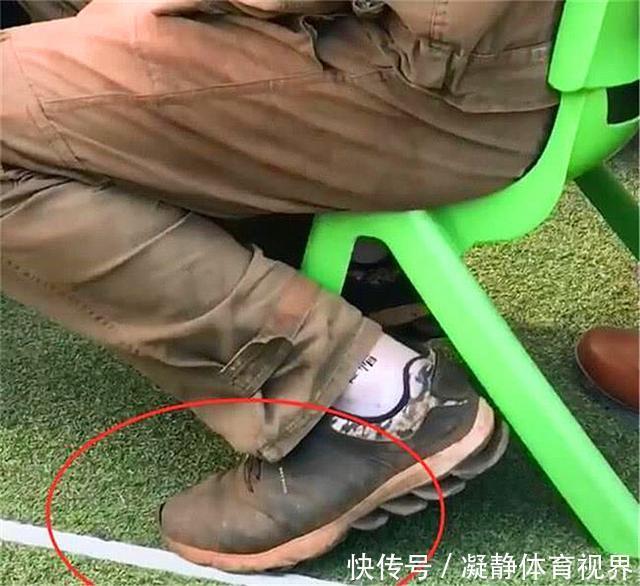 农民工爸爸穿得脏兮兮去开家长会,被拍照发到网上,网友:好父亲