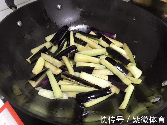 青辣椒|炒茄子时,别着急下锅,多加“这一步”,茄子不吸油还特别香