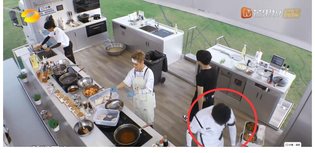 宁静|《中餐厅5》到底有多假?客人吃到生米线不吭声,赵丽颖反应得体