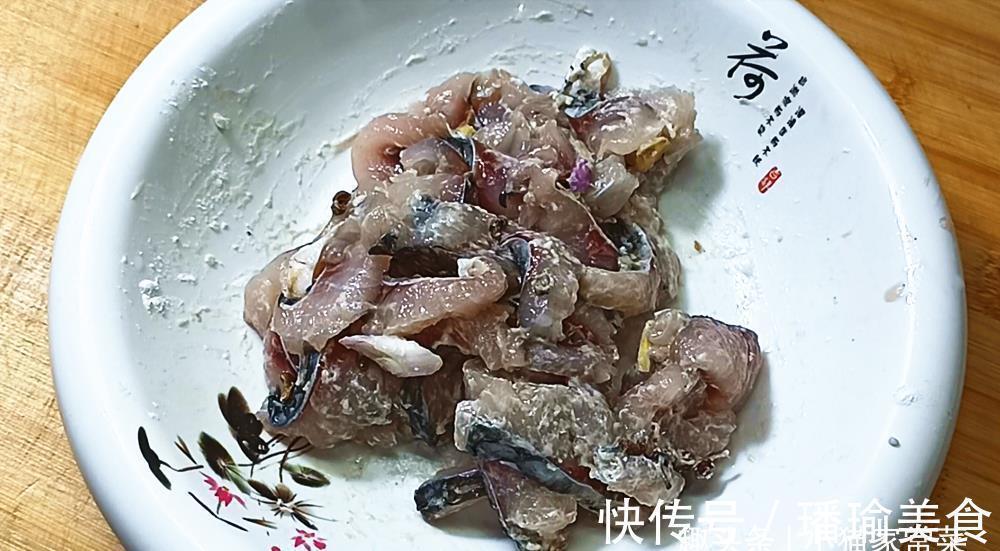 这条草鱼二十元,把它做成“酒鬼鱼”,麻辣鲜香,不错的下酒菜