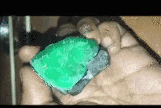 刀片|200多万的翡翠原石,切割时刀片突然断裂,里面充满了钢珠和螺丝钉!