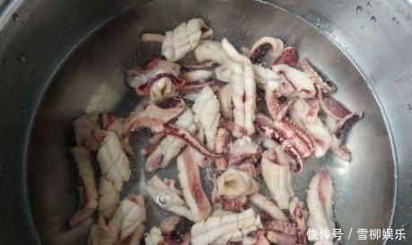 爆炒鱿鱼时，直接下锅炒就错了，牢记小技巧，鱿鱼鲜嫩滑还不腥
