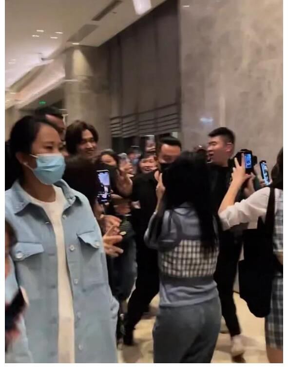 言承旭自從參加綜藝節目后身價暴漲，出入酒店被粉絲包圍翻紅成功