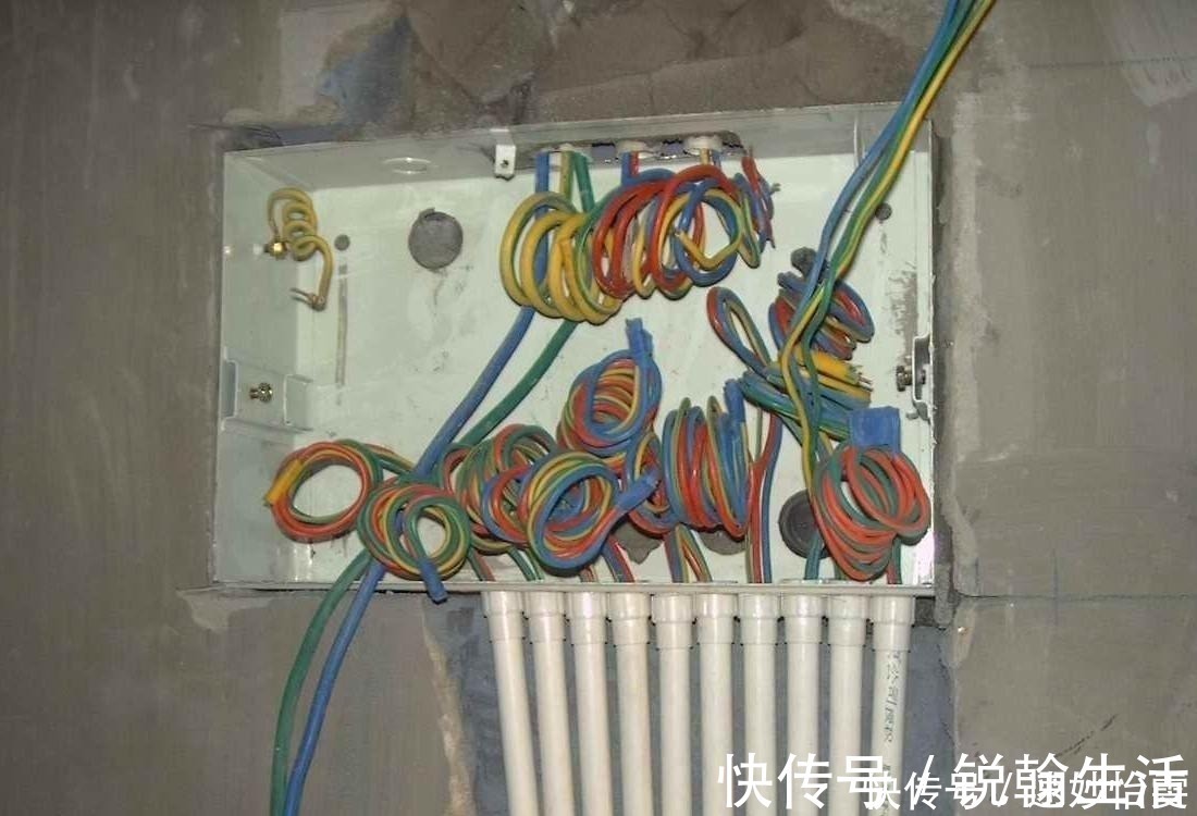 插座|师傅不是浪费！电线绕几圈再接开关，很多人殊不知这样做用处大！
