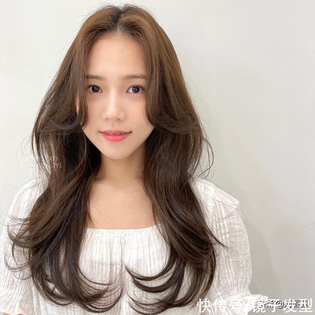 低层次 羊毛卷已过时,今年秋冬发型流行这样整,不夸张很时尚