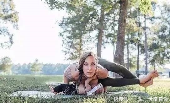 称赞|国外姑娘生三个孩子，一边练瑜伽，一边哺乳两不误，赢得网友称赞