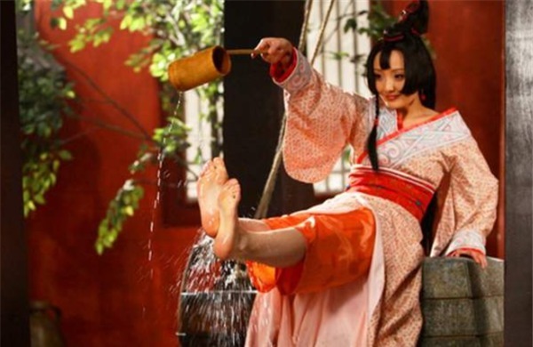 妃子|皇帝打猎遇野熊，侍卫都惊慌逃命，妃子只身挡住，皇帝：你不怕吗