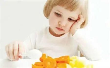 爸爸抱妹妹不抱自己,委屈的跪下了