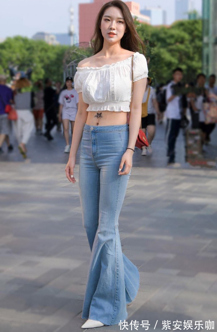 喇叭裤 牛仔裤当裙子穿,仗着有双大长腿,裤腿成了“吸尘器”