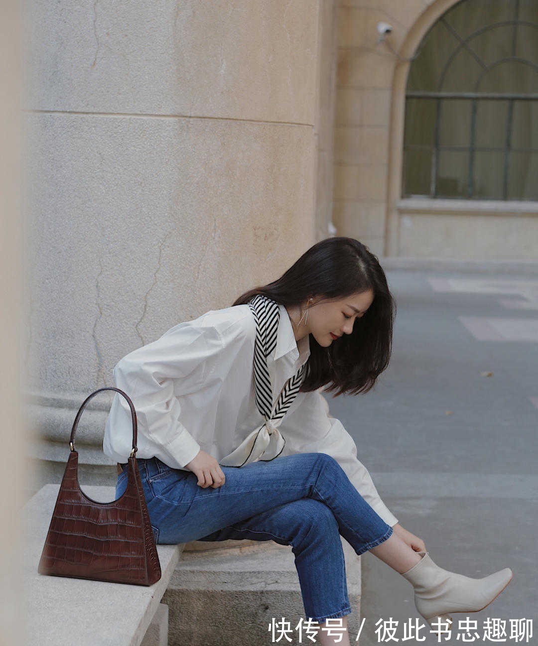 高跟鞋 清雅的穿搭,白色泡泡袖衫配破洞牛仔裤,个性清新又恬静