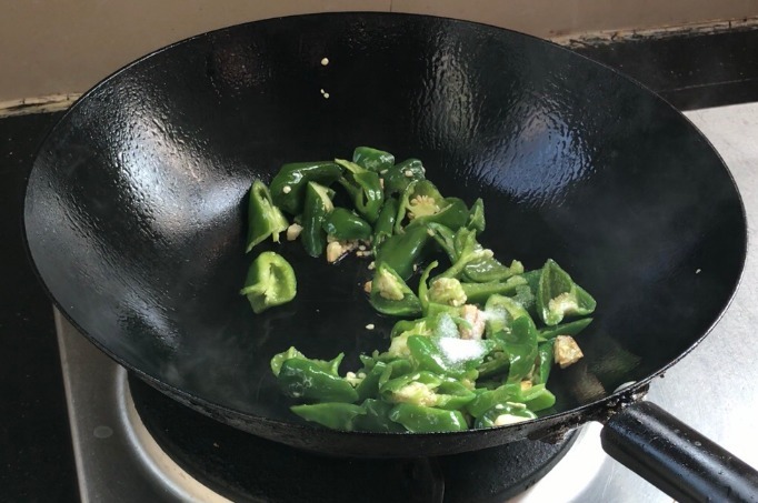 炒茄子先放油是大错，难怪发黑还油腻！大厨教你2招，软嫩又鲜香