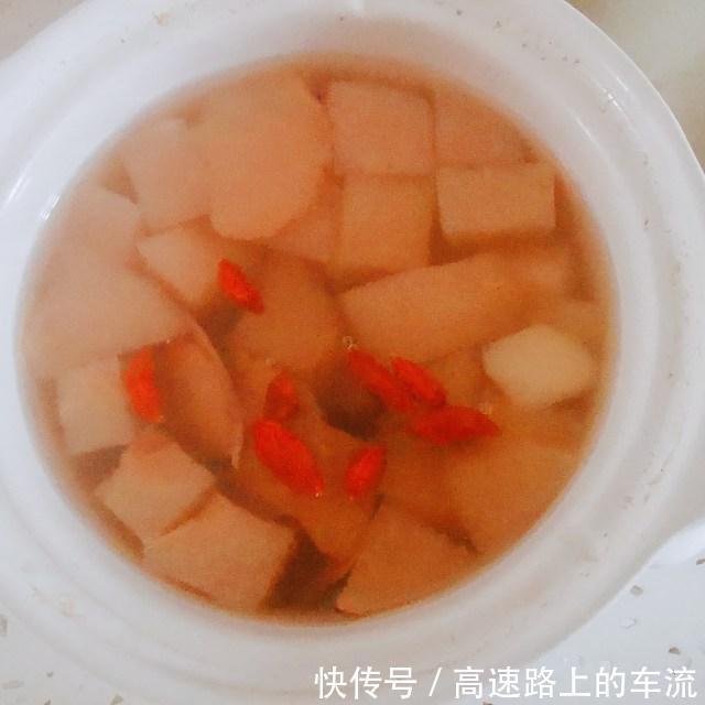 马蹄雪梨甜汤，清甜去火，适合秋冬季节