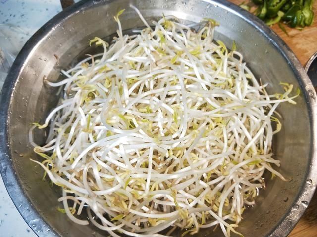 饭店“炒绿豆芽”为啥那么好吃原来多做这1步,豆芽脆爽又入味