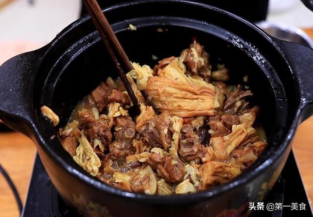 腐竹|鸭肉怎么焖才好吃？厨师长教你做法，出锅鲜香四溢，鲜嫩入味