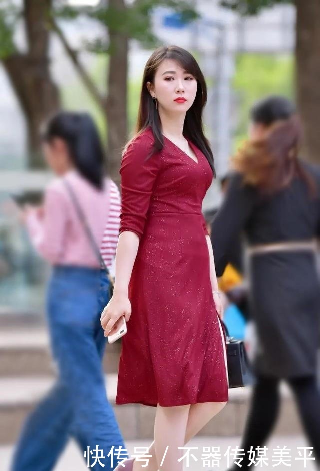 端庄大气得穿着,一件红色开叉长裙,尽显白里透红的美