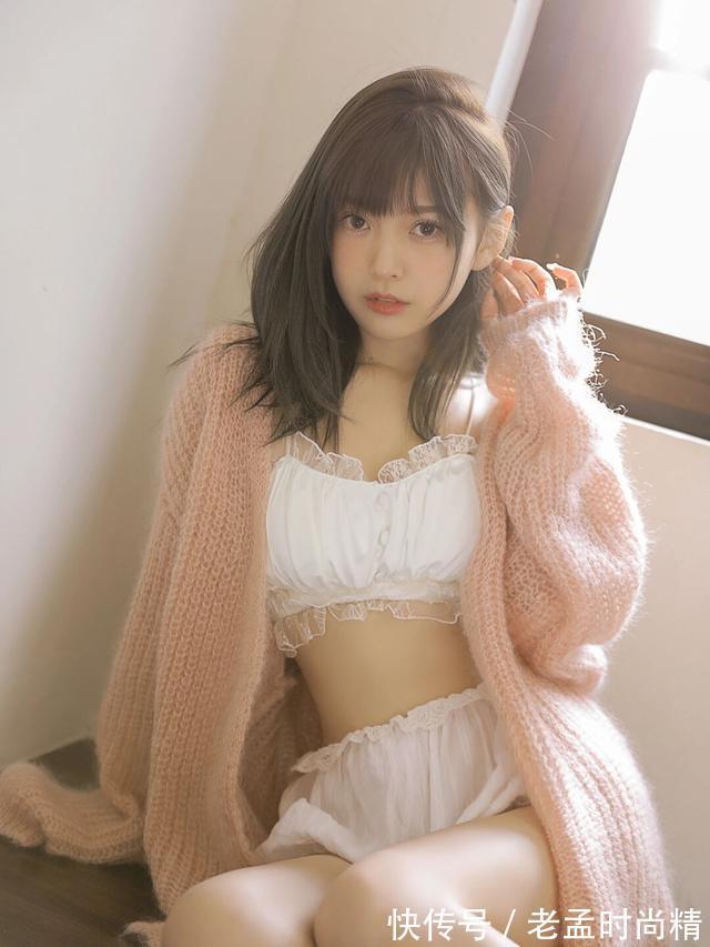 漂亮女人总是喜欢打扮得漂漂亮亮,这件粉色毛衣真好看,清新自然