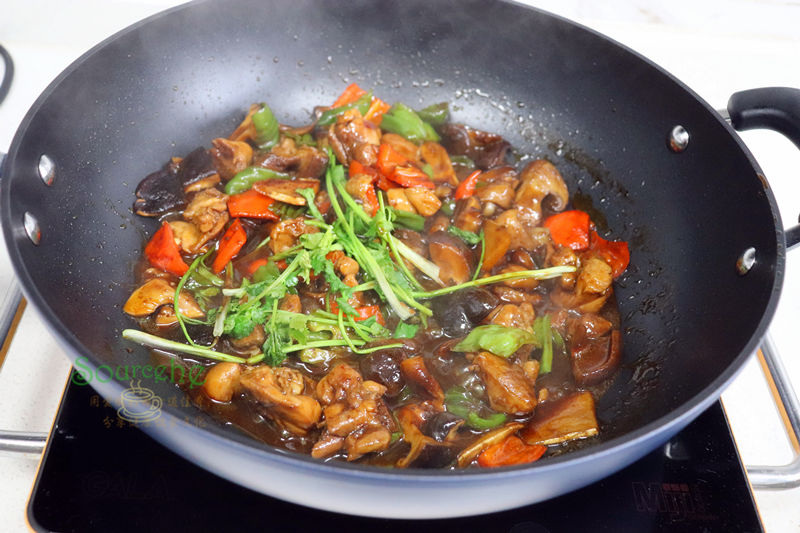  旺火煮沸|鸡肉和香菇天生一对，焖一焖，下酒又下饭，连菜汁拌饭都很香！