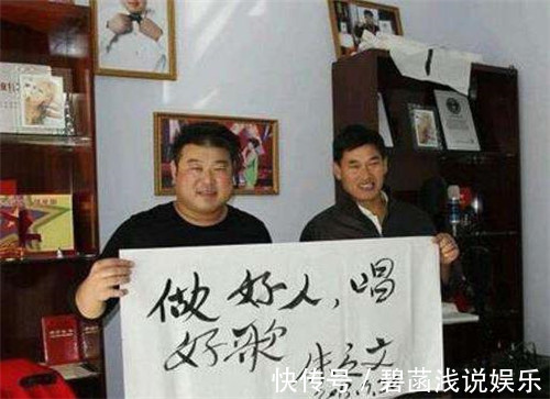 涨价$朱之文的“书法”又涨价了,1字值4万,专家:书法家比不过文盲?