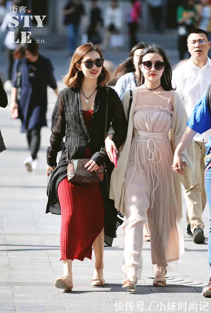 牛仔背带裤|重庆街拍,浅黄色T恤搭配牛仔背带裤,彰显温暖可爱又迷人