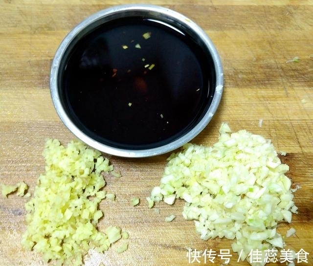 做鱼时，去腥加酒加醋都不对，这才是最好吃的做法，让您爱上吃鱼