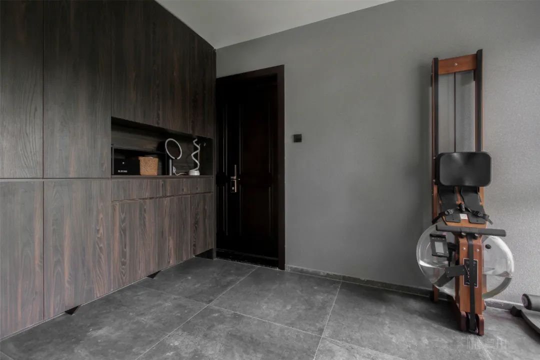 绿植|99㎡现代工业风，85后女神的家，满屋高级灰，绿植清新点缀