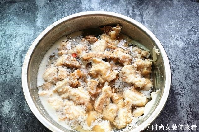 冬天就爱吃这菜，羊肉加萝卜一起炖不腥不膻，连锅一起端上桌