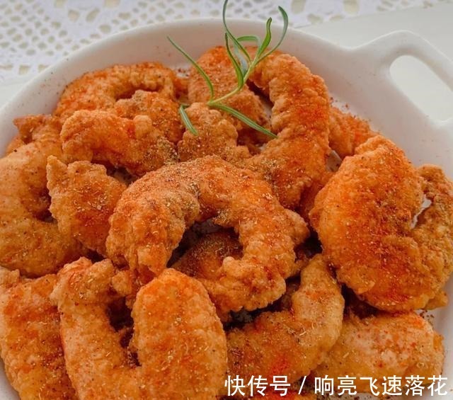 外酥里嫩的椒盐炸虾仁,做法简单,味道鲜美!