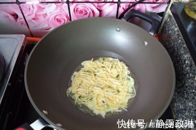 黑胡椒粉|两个土豆两个鸡蛋，无需面粉做美食，儿子吃一次就忘不了，真香