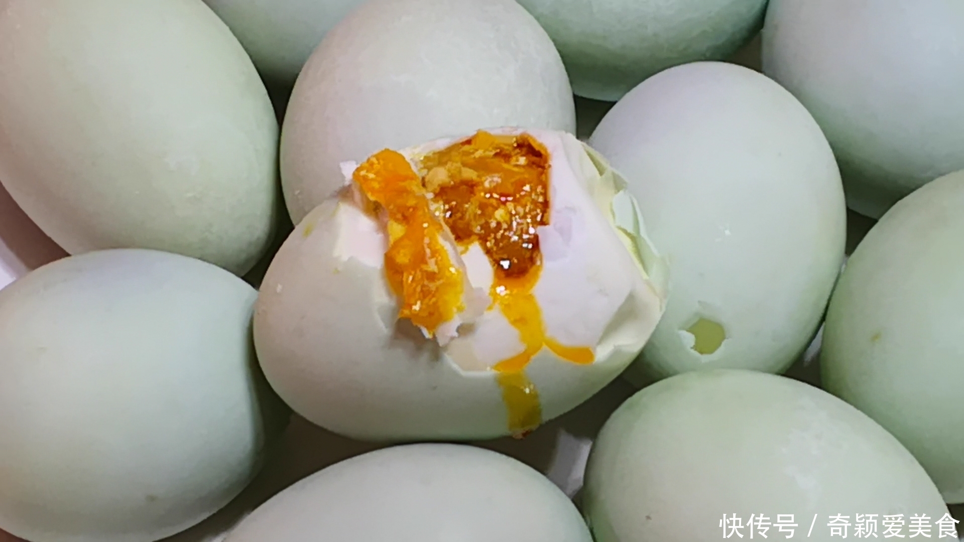 黄会|爱吃咸鸭蛋的要留意了,咸鸭蛋黄会“流油”,油到底从何而来