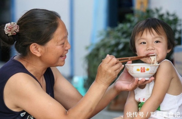 幼儿园能吃2大碗，回家就到处追着喂饭，宝妈突袭幼儿园后明白了