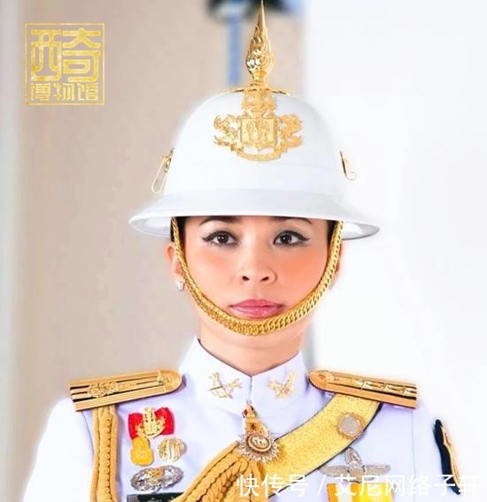 公务|68岁泰王着手培养诗妮娜“接班人”,公务时带她在身边亲自指导