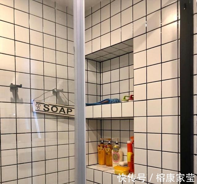 收纳|你家马桶上还在挂毛巾架吗？建议学学年轻人的方法，精致又好用