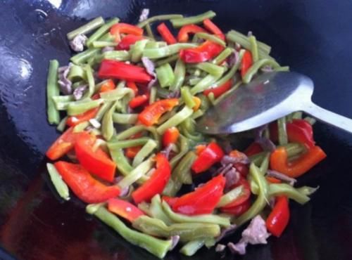 春天，吃鸡肉鸭肉不如吃这菜，简单炒一炒，清肠解油腻，肠道通畅了