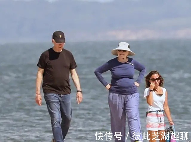 蕾丝|克林顿夫妇逛海滩,两人并排行走保持距离,希拉里惊现“游泳圈”