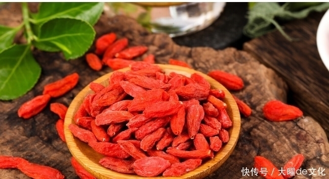 脏腑|眼睛总是莫名干涩,问题集中于一个脏腑,中医调治需抓住致病根源