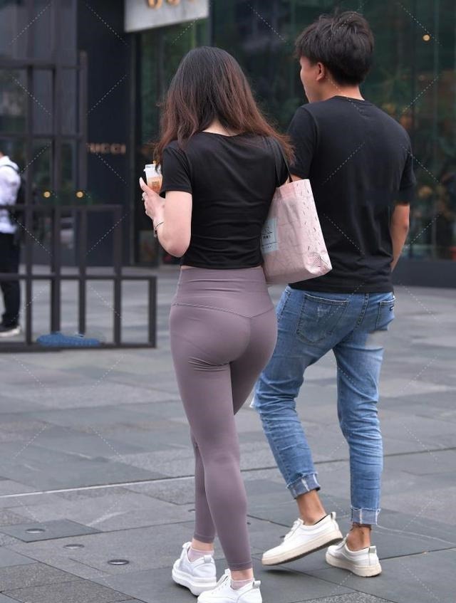 短上衣 黑色短上衣搭配修身健美裤,散发着简约时尚的气息!