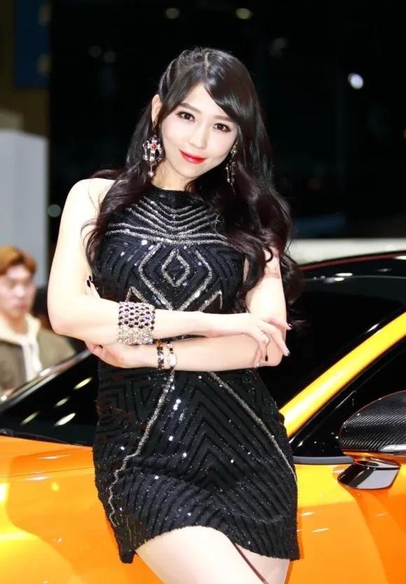 韩国知名车模, 时尚镂空连衣裙, 带出迷人性感, 网友: 好身材!