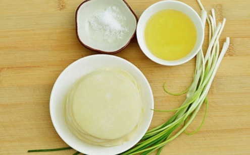 懒人葱油饼的做法，不用和面，10分钟搞定，酥脆喷香，简单超好吃