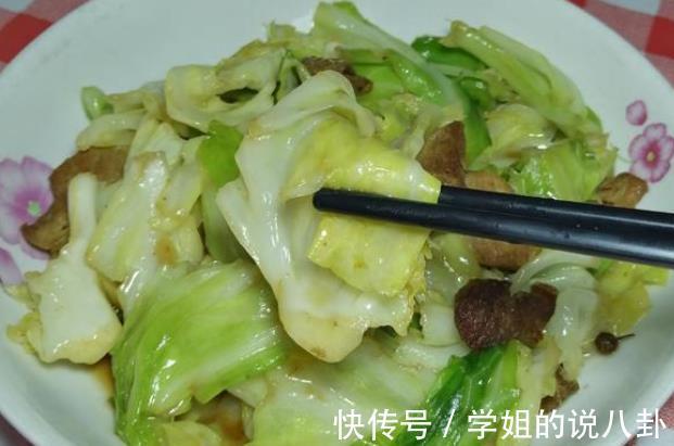 包菜|炒包菜不要焯水，学会大厨的做法，包菜脆嫩味道好，比吃肉都香