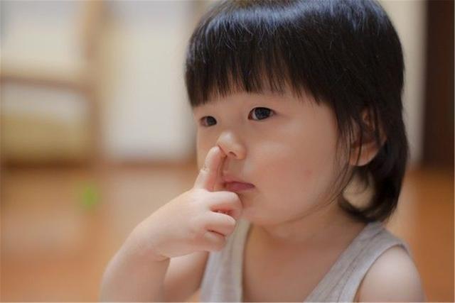 鼻腔|经常“挖鼻孔”的孩子,长大逃不出这3种结局,父母别不当回事