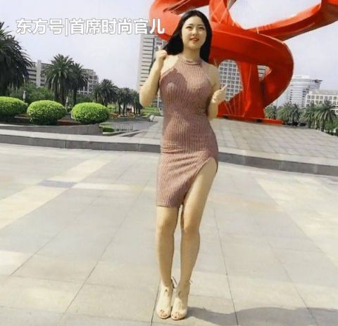 美女街拍时尚大方小姐姐,穿上紧身裙,展现独特气质