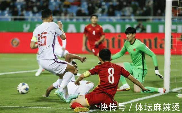国足|名记曝国足输给越南有猫腻，这位海港球员两场比赛为对手独造三球