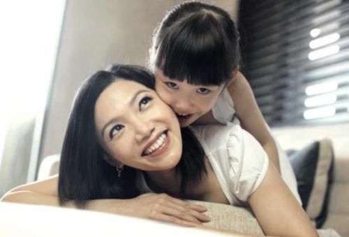 二宝|哥哥“逗”刚出生的妹妹,妹妹哭了起来,妈妈走近一看气的不行