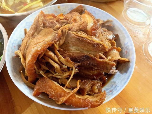 晒晒我们家的除夕年夜饭,总共9道菜,有荤有素,家人都吃得喜悦
