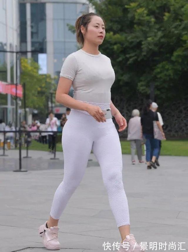 性感 瑜伽裤穿搭选择野性性感,很经典的款式,值得一试