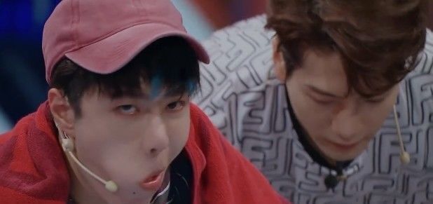 心脏|王一博吃馒头片被噎到,谁注意给他递水的人场面一度心脏暴击